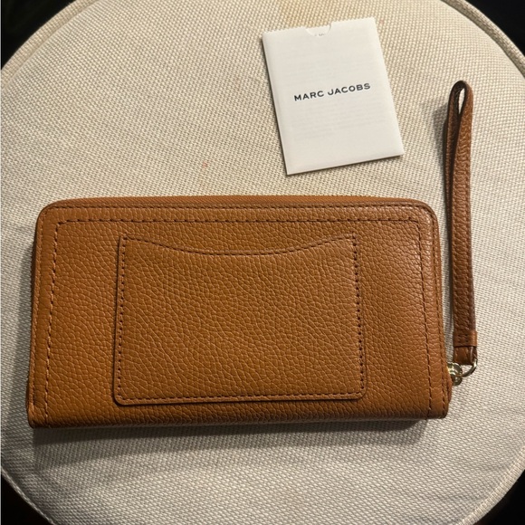 Marc Jacobs The Groove Wristlet Wallet - like new - Smoked Almond - Picture 2 of 5